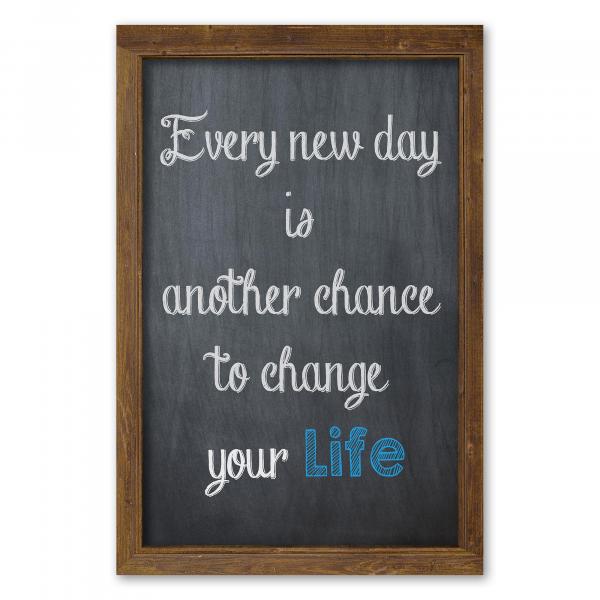 "Every new day is another chance to change your life" - ein inspirierender Spruch auf einer Tafel.