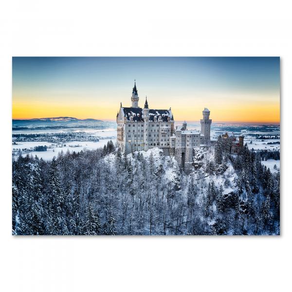 Schloss Neuschwanstein im Winter: Märchenhaftes Schloss, schneebedeckte Wälder und magisches Licht.