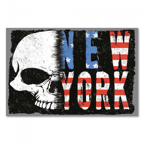 Grunge-Design: Totenkopf mit "New York" in den Farben der amerikanischen Flagge.