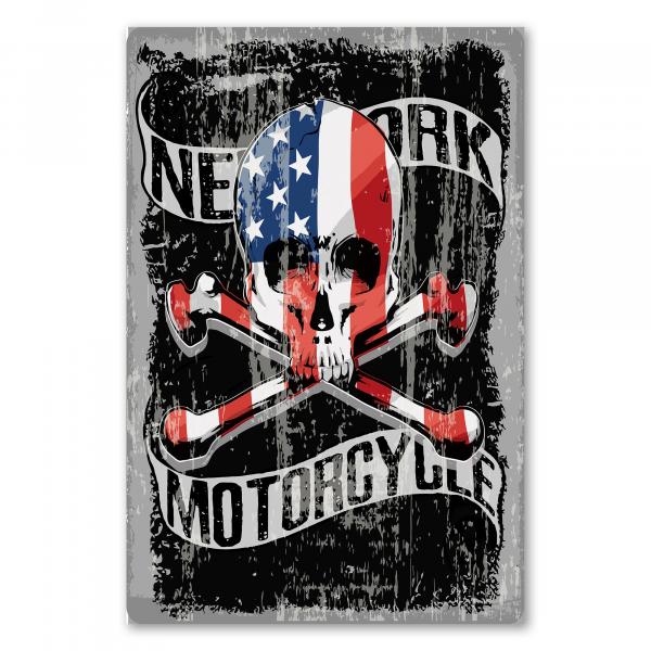 Ein Totenkopf mit US-Flaggenmuster und gekreuzten Knochen. Darunter: "New York Motorcycle".