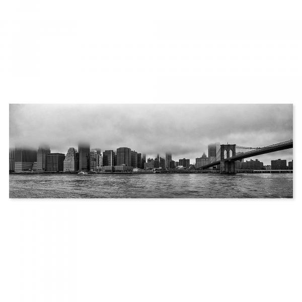 Skyline von New York, Wolkenkratzer, Brooklyn Bridge, eingehüllt in Nebel.