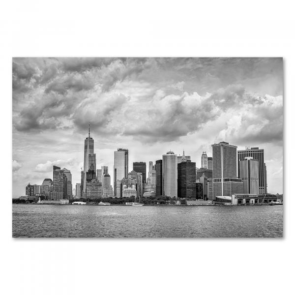 Schwarz-Weiß-Aufnahme: Skyline von Manhattan mit Wolkenhimmel - beeindruckend.