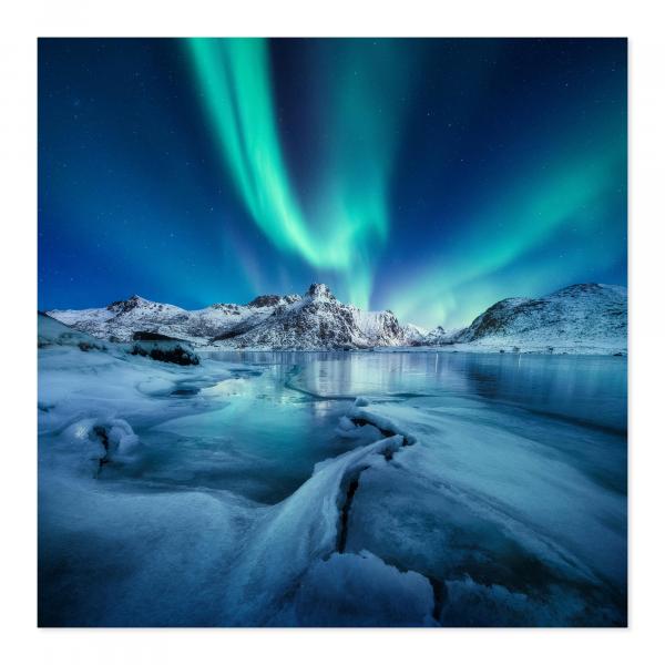 Nordlichter, zugefrorener Fjord, schneebedeckte Berge, magisch.