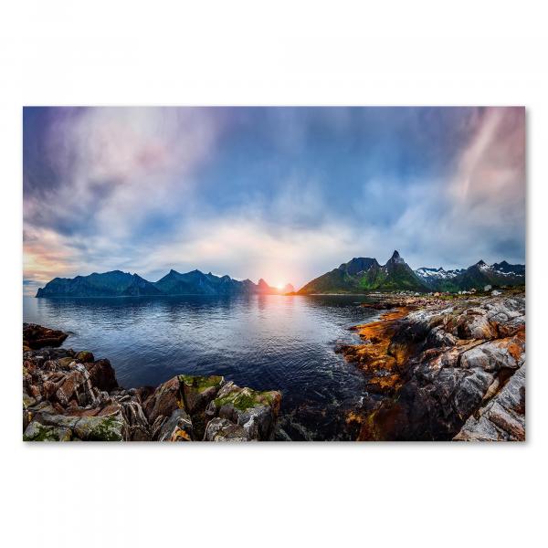 Panoramablick auf die felsige Küste Norwegens mit Bergen im Hintergrund - ein atemberaubendes Naturschauspiel.