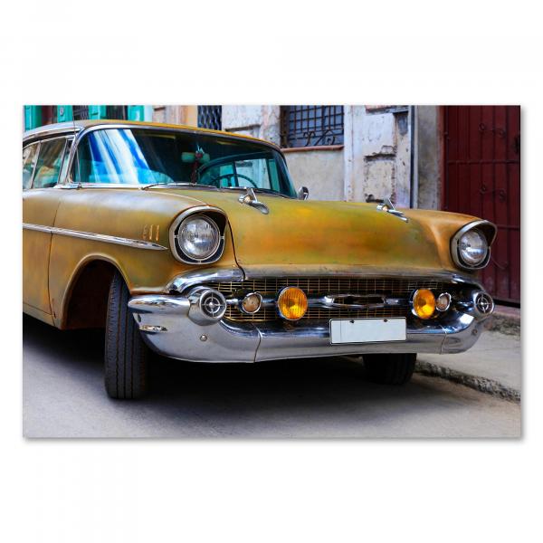 Gelber Oldtimer mit Chromdetails, Straße in Havanna, Used-Look, Charme.