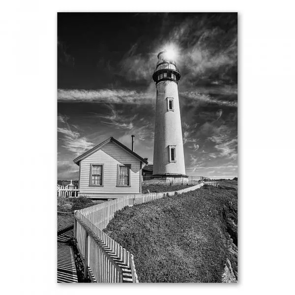 Schwarz-Weiß: Pigeon Point Leuchtturm, Gebäude, Zaun, dramatische Wolken.