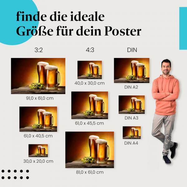 Entdecke die passende Postergröße: Biergläser, Schaum, Hopfen, Holztisch, Genuss.