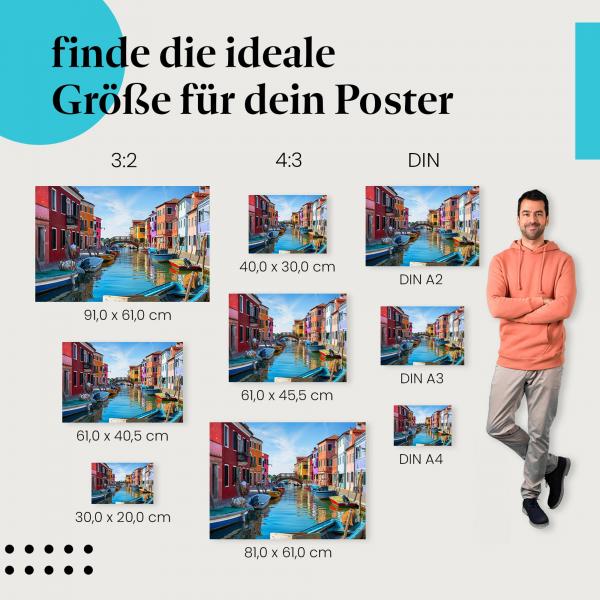 Finde die ideale Postergröße: Burano, Italien: bunte Häuser am Kanal, lebendige Stimmung.