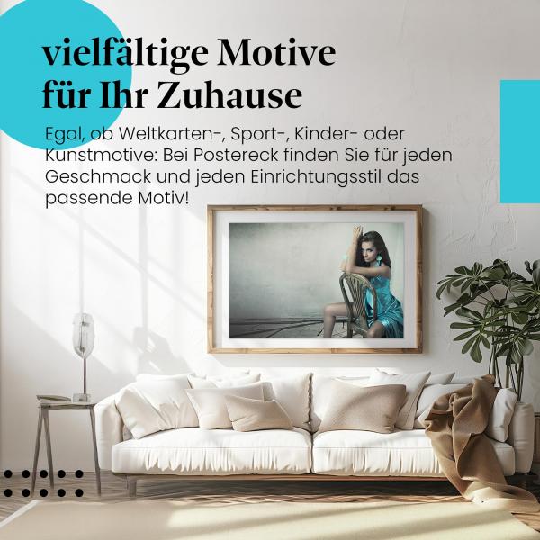 Stilvolle Eleganz: Dieses Leinwandbild mit der Frau im blauen Kleid versprüht femininen Charme und ist ein echter Blickfang.