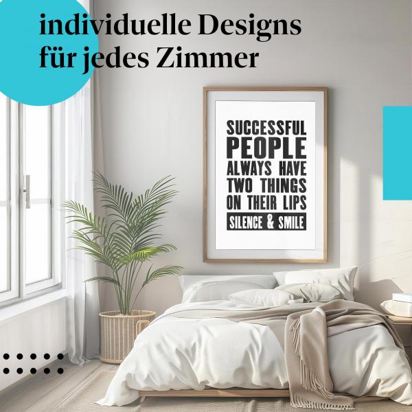 Motivationsposter: "Erfolg durch Stille & Lächeln" - Schwarz-weiß Poster mit Spruch