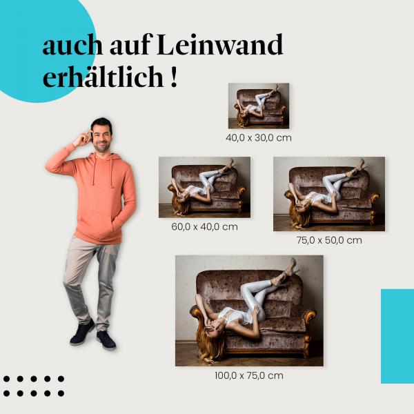 "Elegante Frau auf Sofa" Leinwandbild. Finde die ideale Größe für dein Zuhause & setze Akzente mit Kunst!