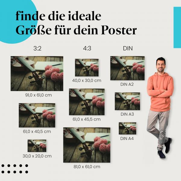 Geige, Poster: Noten, Blumen, Holztisch.