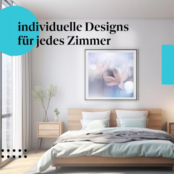 Schlafzimmer Deko: Romantisches Schlafzimmer mit "Lilien" Leinwandbild. Zarte Blüten für ein harmonisches Ambiente.