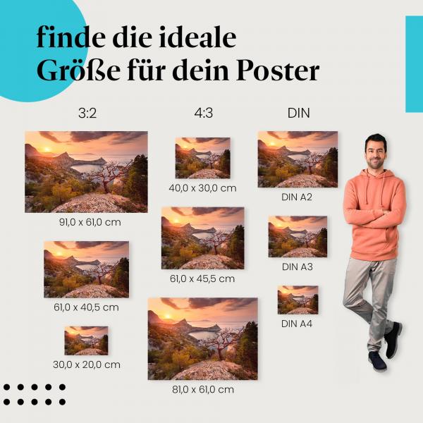 Entdecke die passende Postergröße: Blick von Felsen auf Küste, goldener Sonnenaufgang.