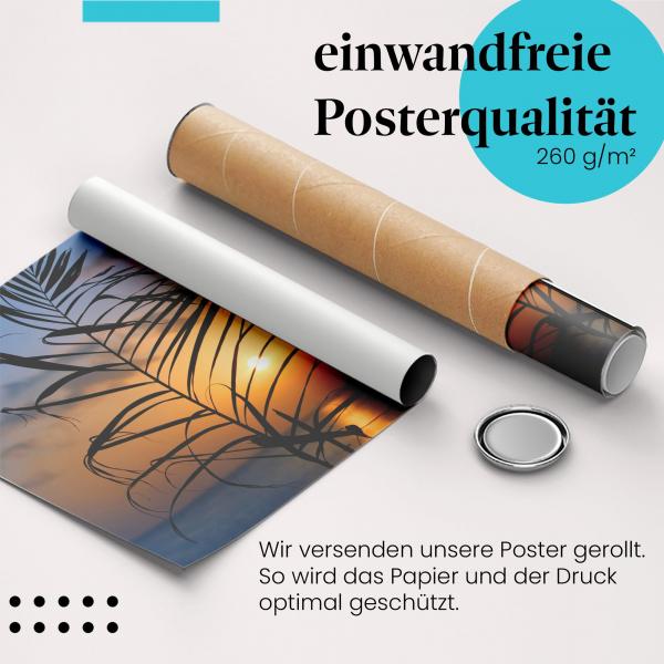 Gerolltes Poster "Sonnenuntergang & Palme" - Tropisches Flair, sicher verpackt.