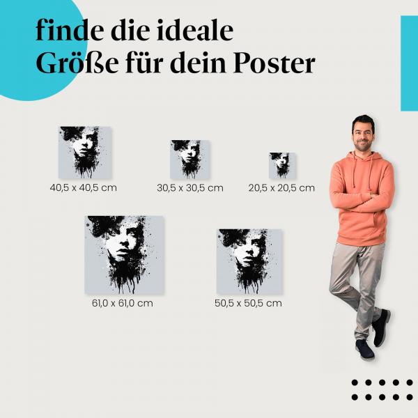 Wähle die ideale Postergröße: Porträt einer jungen Frau mit schwarzen Farbspritzern auf Grau.