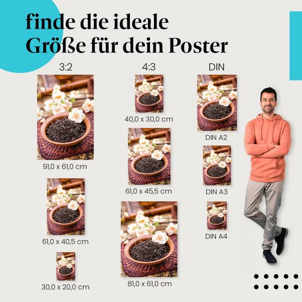 Finde die ideale Postergröße: Schwarztee, Kirschblüten, Holztisch - Duft von Tee & Gewürzen.