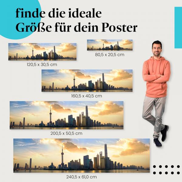 Wähle die ideale Postergröße: Panoramablick auf die Skyline von Shanghai bei Sonnenuntergang - die Megacity in Asien.