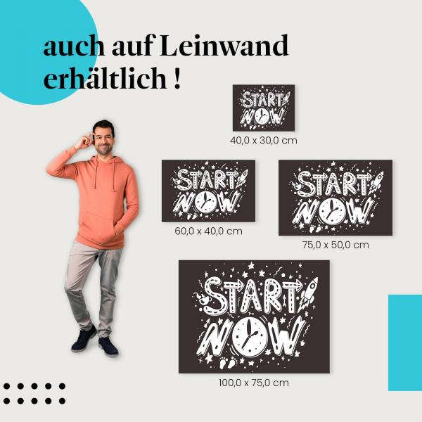 "Start Now": Leinwandbild. Uhr, Rakete, Fußabdrücke, motivierend.