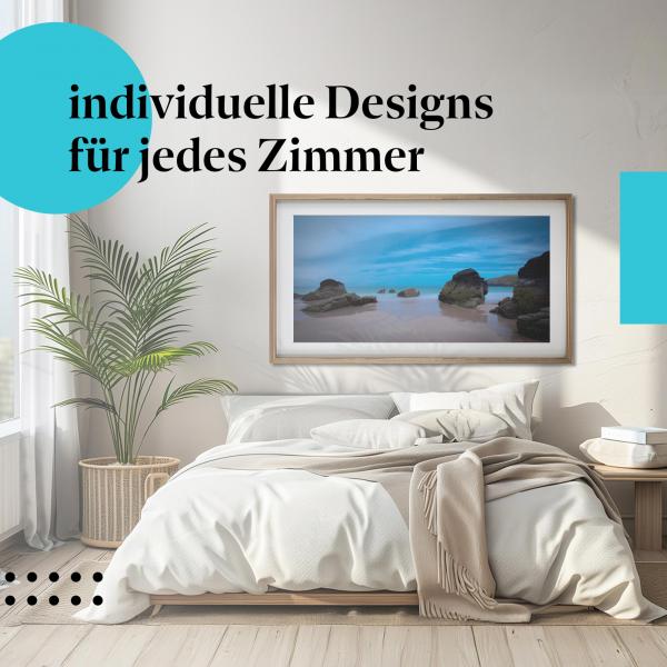 Schlafzimmer Deko: Modernes Schlafzimmer mit "Blaue Stunde am Strand" Poster. Wanddeko für Strandliebhaber.