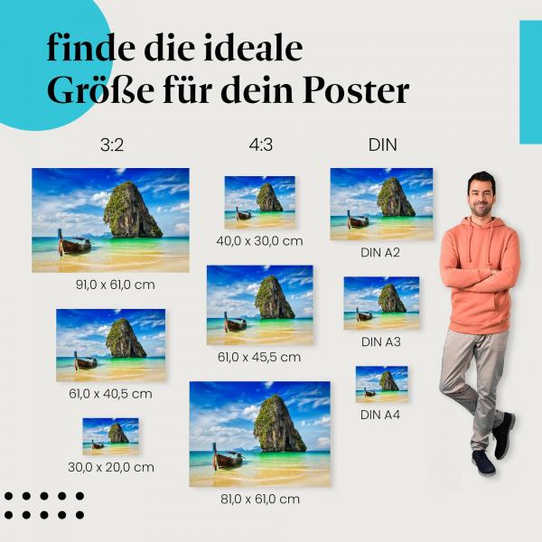 Entdecke die passende Postergröße: Traumstrand Thailand: Felsen, Boot, blaues Meer.