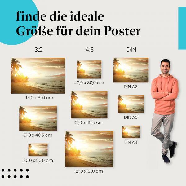 Finde die ideale Postergröße: Sonnenuntergang am Strand, Palmen, Fußspuren im Sand.