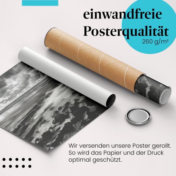 Gerolltes Poster "Meer & Felsen" - Ruhige Stimmung, sicher verpackt.