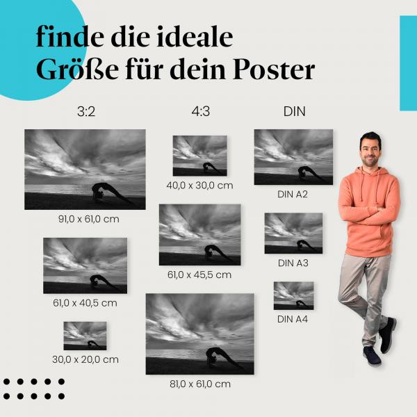 Yoga, Poster: Frau, Schwarz-Weiß, Brücke-Pose, Strand, bewölkter Himmel.