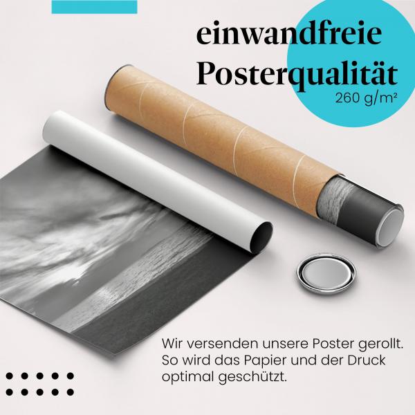 Gerolltes Poster "Yoga am Strand" - Ruhe & Entspannung, sicher verpackt.