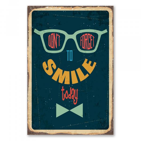 Humorvolles Retro-Schild mit Brille und Fliege. Die Aufschrift "Don't Forget To Smile Today" erinnert ans Lächeln.