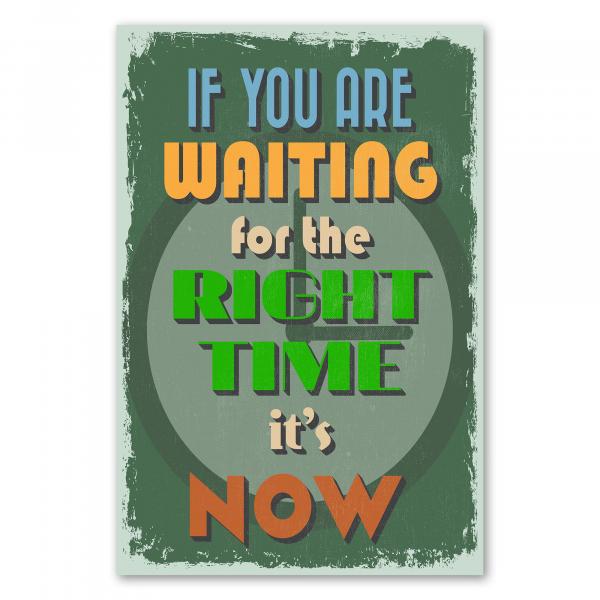 Grünes Vintage Poster mit Uhr: "If You Are Waiting for the Right Time it's Now".