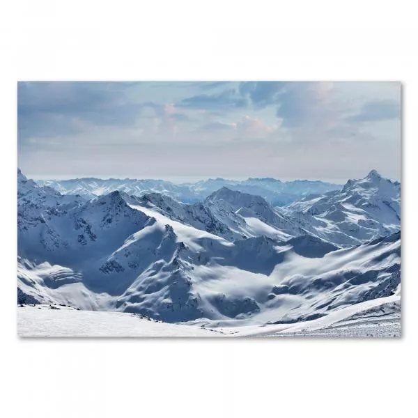 Fernsicht auf verschneite Bergkette, Alpen, blauer Himmel mit Wolken.