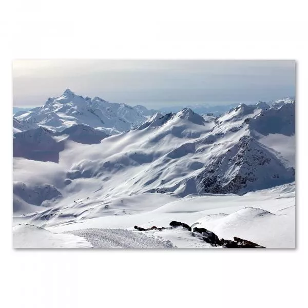 Schneebedeckte Berggipfel, Gletscher, Alpen - unberührte Winterlandschaft.