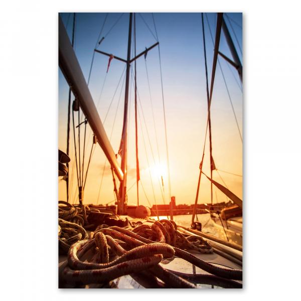 "Golden Hour" im Hafen: Segelboote vor Anker, die Sonne versinkt am Horizont und taucht die Szenerie in ein goldenes Licht.