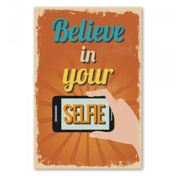 Retro-Poster „Believe in your Selfie“. Humorvolle Aufforderung zu Selbstbewusstsein und Selbstliebe.