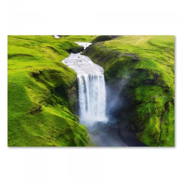 Mächtiger Skogafoss Wasserfall, grüne Landschaft, Island.