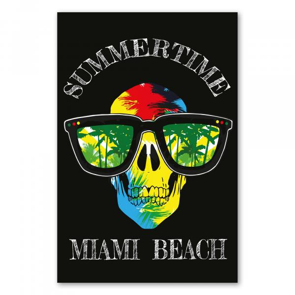 Ein Totenkopf mit Sonnenbrille, darin spiegeln sich Palmen. "Summertime Miami Beach" steht dabei.