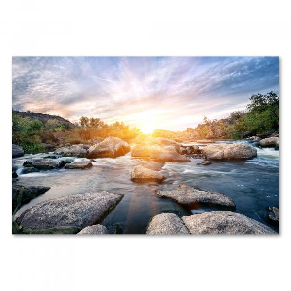 Sonnenuntergang am Fluss, Stromschnellen, Felsen, magisches Licht.