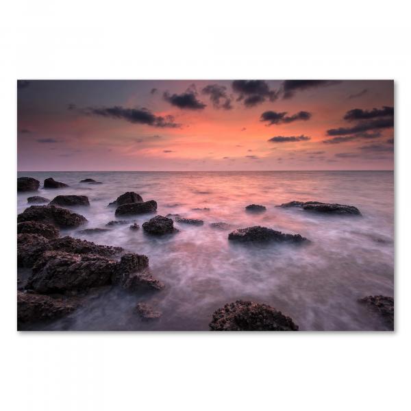 Ein atemberaubender Sonnenuntergang am Meer, der Himmel erstrahlt in warmen Farben - ein Bild voller Atmosphäre.