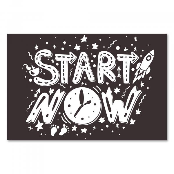 "Start Now", Uhr, Rakete, Fußabdrücke - Schriftzug, Aufruf zum Handeln.