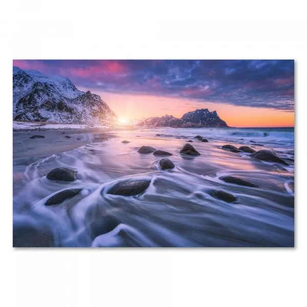 Lila Himmel über Strand in Norwegen, schneebedeckte Berge, Wellen & Felsen.