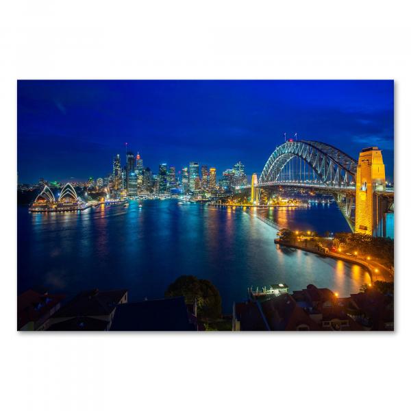 Beleuchtete Skyline von Sydney bei Nacht, Harbour Bridge, Opernhaus, Spiegelungen.