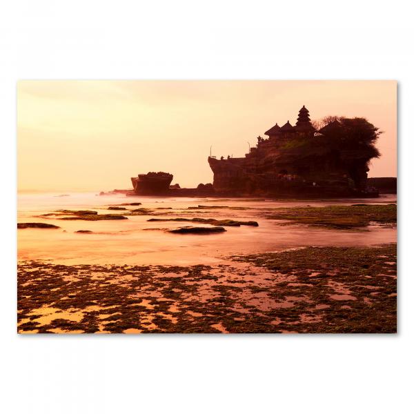 Der berühmte Tanah Lot Tempel in Bali im magischen Licht des Sonnenuntergangs - ein faszinierendes Motiv.