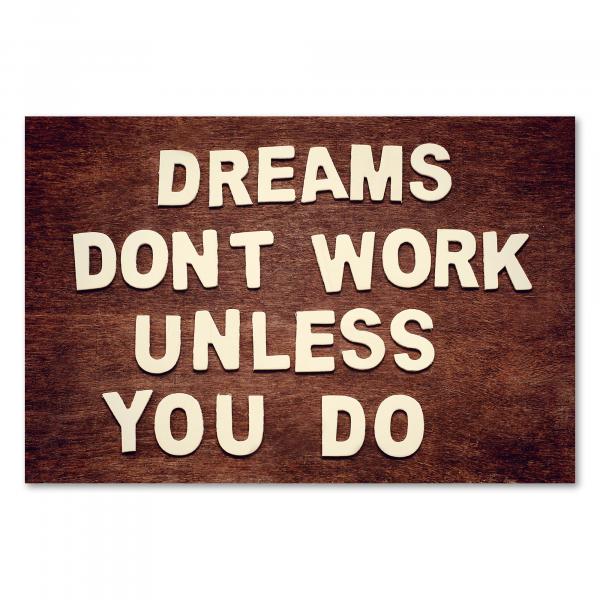 „Dreams don't work unless you do“ auf Holz background, erinnert an aktive Träume.