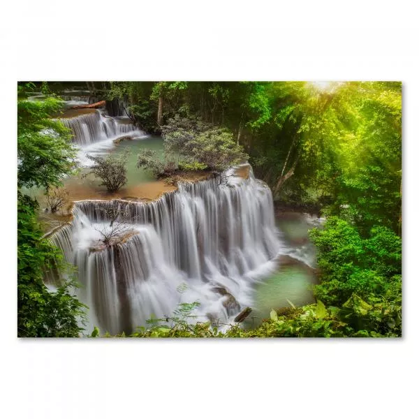 Mehrstufiger Wasserfall im Dschungel, Sonnenstrahlen, magische Atmosphäre.