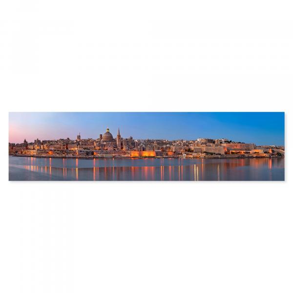 Beleuchtete Skyline von Valletta (Malta), Spiegelung im Wasser, magische Atmosphäre.