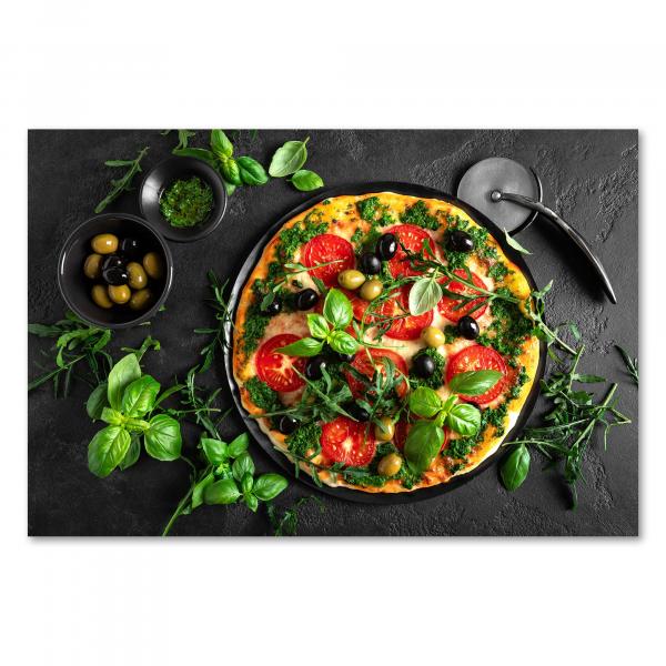 Vegane Pizza mit Pesto, Tomaten, Oliven & Rucola - lecker & gesund.