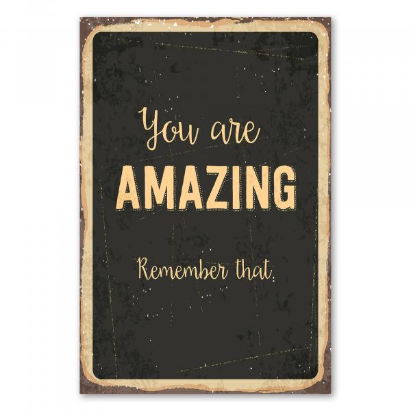 Inspirierendes Vintage Schild mit der Aufschrift "You are AMAZING.Remember that."auf dunklem Hintergrund.