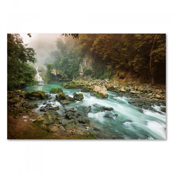 Toßender Wasserfall stürzt inmitten von Dschungel in türkisfarbenen Fluss, magischer und schöner Ort.