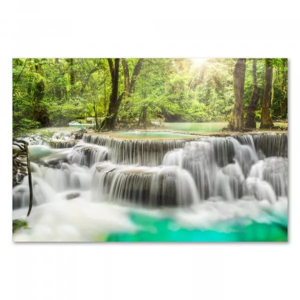 Mehrstufiger Wasserfall, türkisfarbenes Wasser, üppiges Grün im Regenwald.